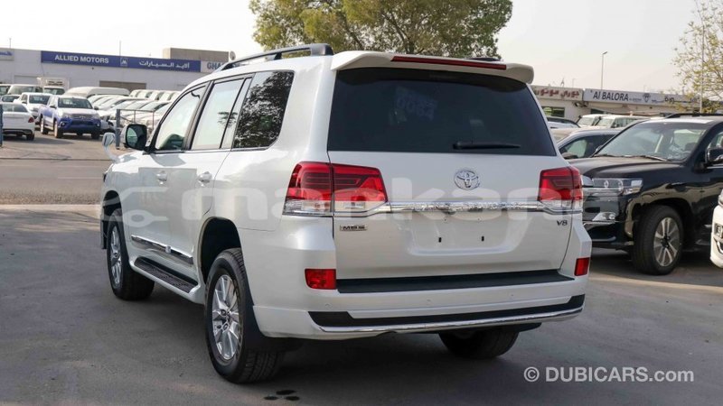 Big with watermark toyota land cruiser abhasia import dubai 1551