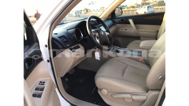 Big with watermark toyota highlander abhasia import dubai 1775