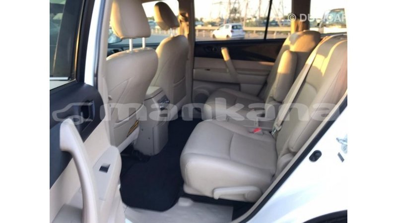 Big with watermark toyota highlander abhasia import dubai 1775