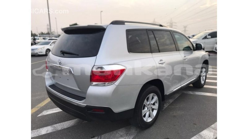 Big with watermark toyota highlander abhasia import dubai 1864