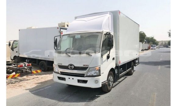 Buy Import Hino 300 Series White Truck in Import - Dubai in Abhasia