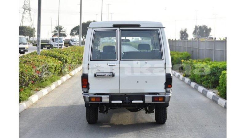 Big with watermark toyota land cruiser abhasia import dubai 2205