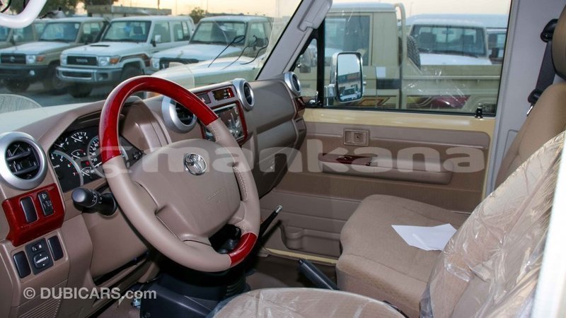 Big with watermark toyota land cruiser abhasia import dubai 2701