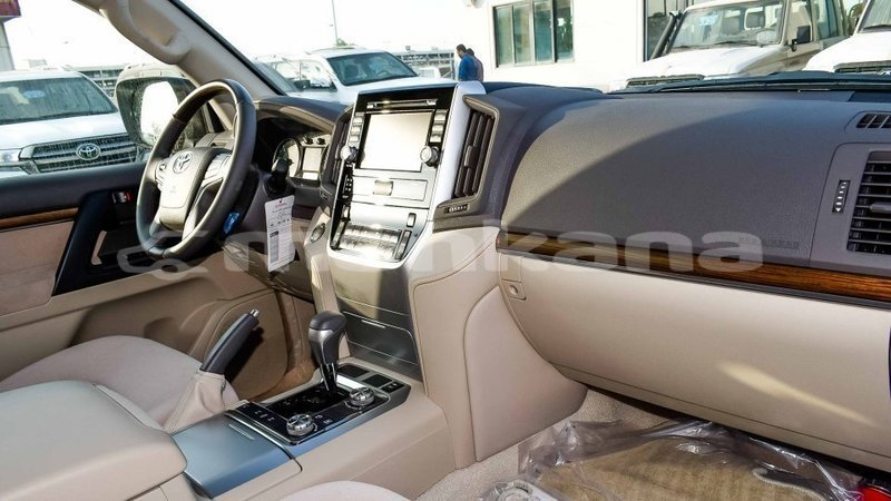 Big with watermark toyota land cruiser abhasia import dubai 2702