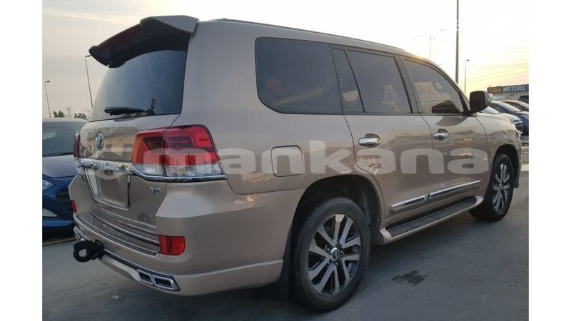 Big with watermark toyota land cruiser abhasia import dubai 3150