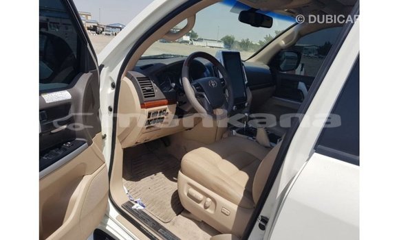 Buy Import Toyota Land Cruiser White Car in Import - Dubai in Abhasia Buy Import Toyota Land Cruiser White Car in Import - Dubai in Abhasia