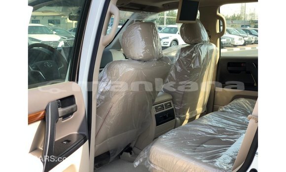 Buy Import Toyota Land Cruiser White Car in Import - Dubai in Abhasia Buy Import Toyota Land Cruiser White Car in Import - Dubai in Abhasia