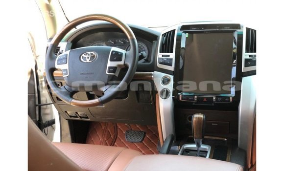 Buy Import Toyota Land Cruiser White Car in Import - Dubai in Abhasia Buy Import Toyota Land Cruiser White Car in Import - Dubai in Abhasia
