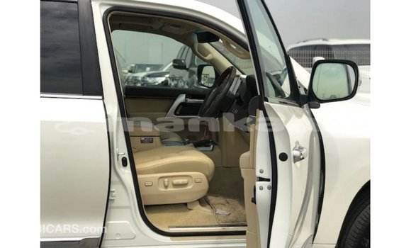 Buy Import Toyota Land Cruiser White Car in Import - Dubai in Abhasia Buy Import Toyota Land Cruiser White Car in Import - Dubai in Abhasia