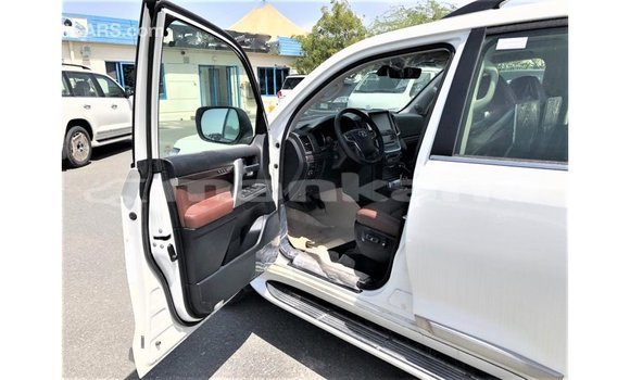Buy Import Toyota Land Cruiser White Car in Import - Dubai in Abhasia Buy Import Toyota Land Cruiser White Car in Import - Dubai in Abhasia