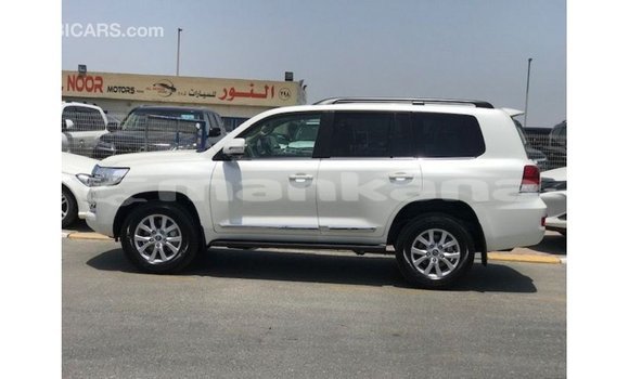 Buy Import Toyota Land Cruiser White Car in Import - Dubai in Abhasia Buy Import Toyota Land Cruiser White Car in Import - Dubai in Abhasia