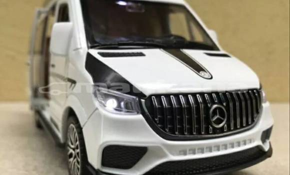 Buy Used Toyota Hiace White Car in Ambrolauri in Racha Buy Used Toyota Hiace White Car in Ambrolauri in Racha