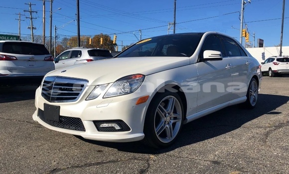Buy Used Mercedes-Benz E–Class White Car in Import - Dubai in Abhasia