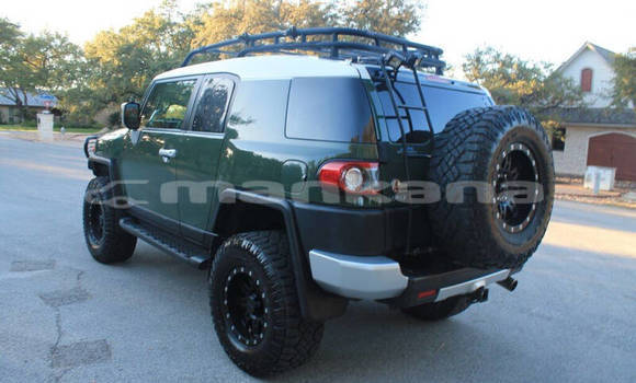 Buy Used Toyota FJ Cruiser Green Car in Tbilisi in Tbilisi Buy Used Toyota FJ Cruiser Green Car in Tbilisi in Tbilisi
