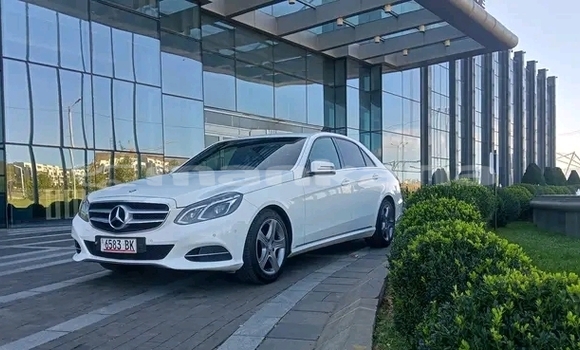 Buy Used Mercedes-Benz E–Class White Car in Gudauta in Abhasia