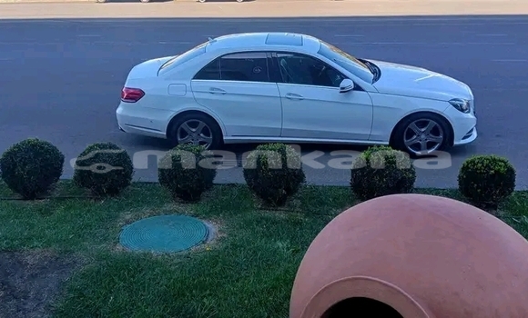 Buy Used Mercedes-Benz E–Class White Car in Gudauta in Abhasia Buy Used Mercedes-Benz E–Class White Car in Gudauta in Abhasia