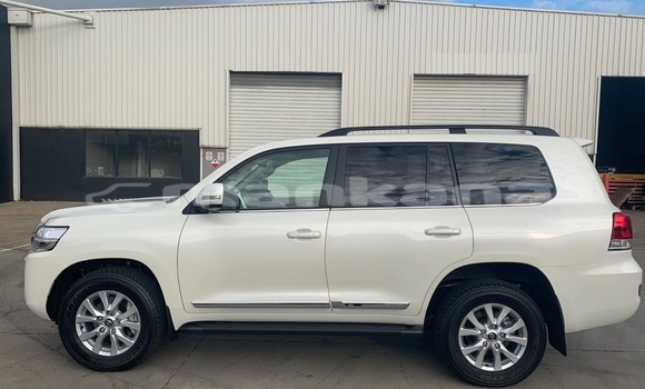 Buy Used Toyota Land Cruiser White Car in Tbilisi in Tbilisi Buy Used Toyota Land Cruiser White Car in Tbilisi in Tbilisi