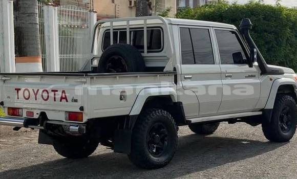 Buy Used Toyota Land Cruiser White Car in Tbilisi in Tbilisi Buy Used Toyota Land Cruiser White Car in Tbilisi in Tbilisi