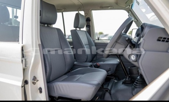 Buy Used Toyota Land Cruiser White Car in Tbilisi in Tbilisi Buy Used Toyota Land Cruiser White Car in Tbilisi in Tbilisi