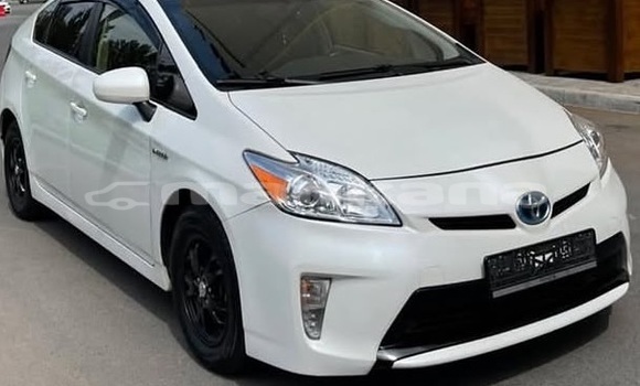 Buy Used Toyota Prius White Car in Tbilisi in Tbilisi